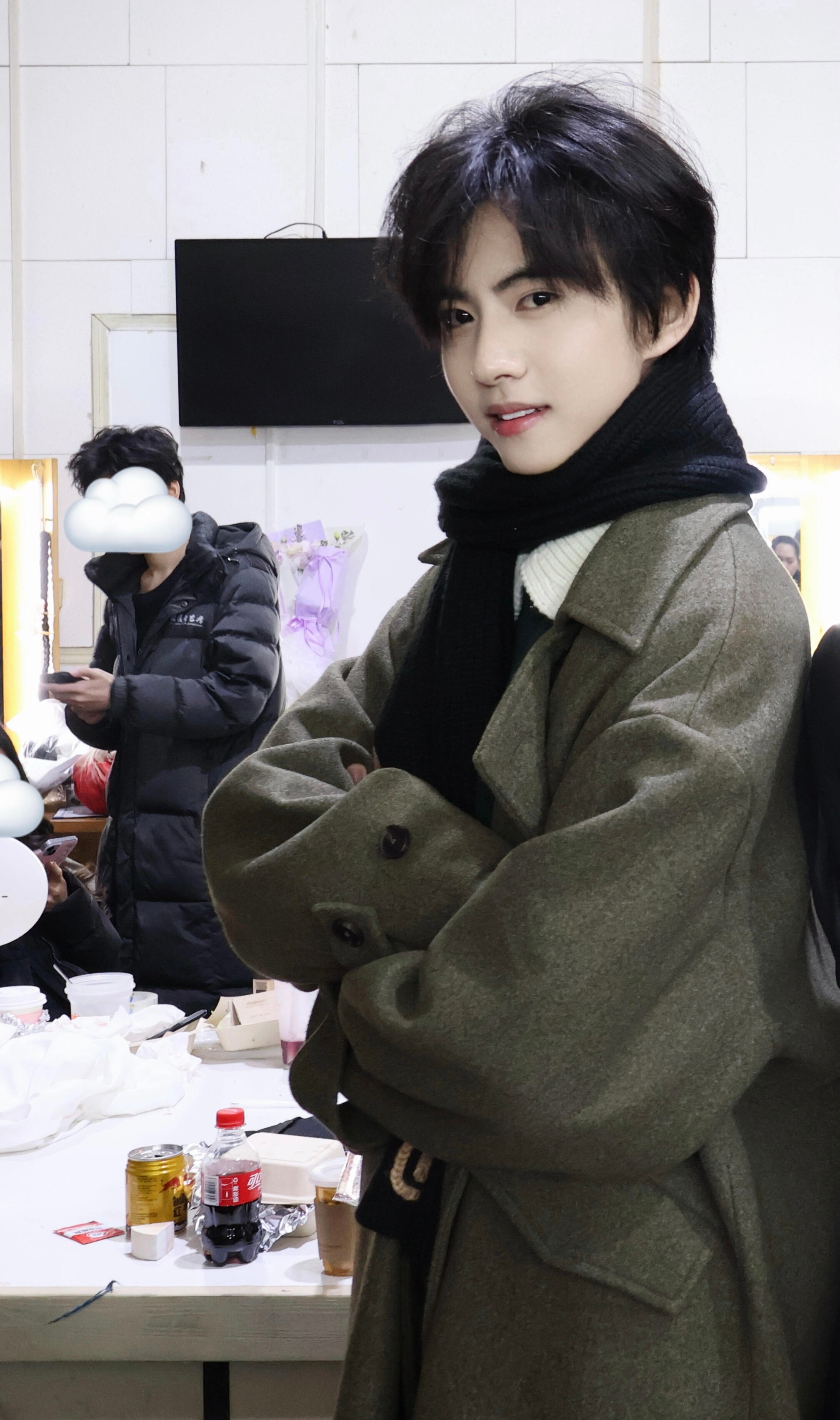 我们仍未知这个美萌的手办妈咪小铮哥和多少同学合照了 