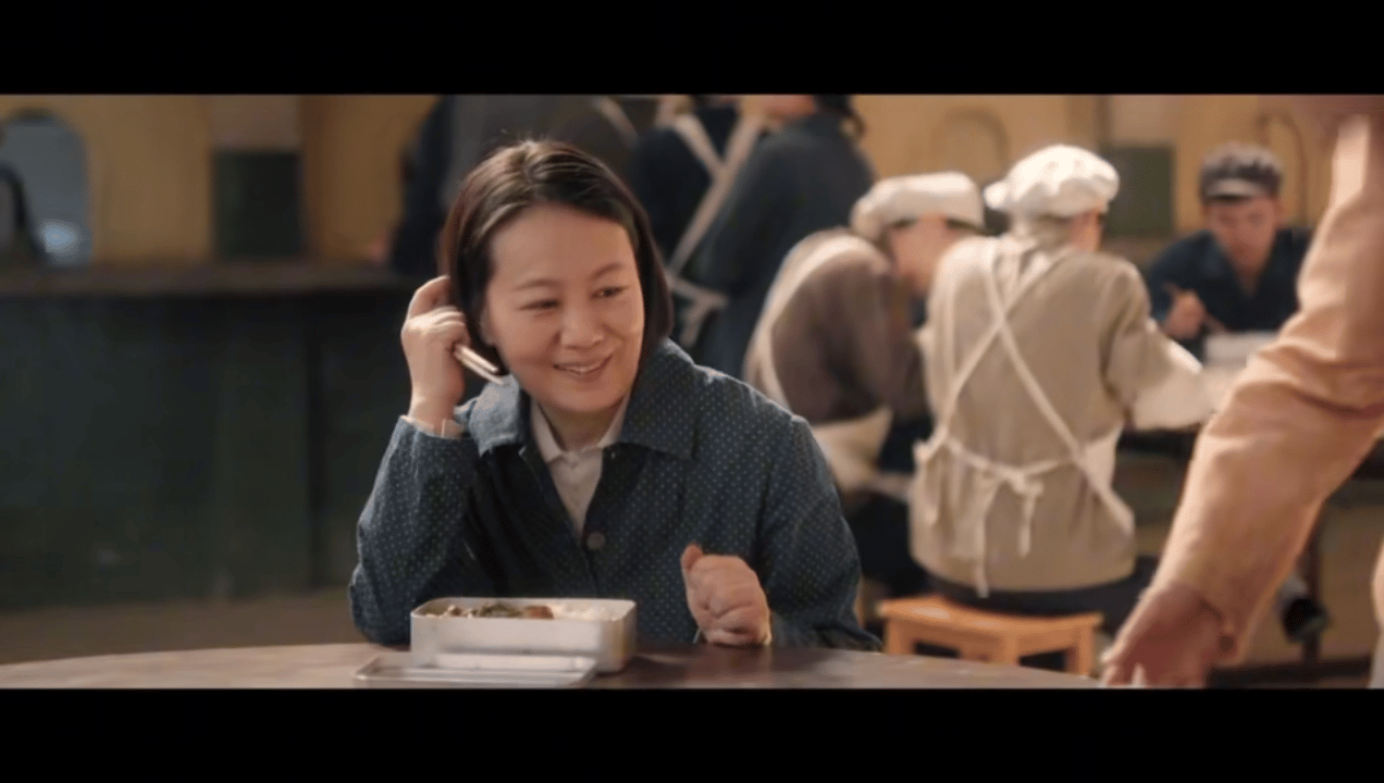 方穆扬喂费霓吃饭 磕到了 方穆扬喂费霓吃饭这段甜是甜，但刘姐的反应更好笑。一脸认