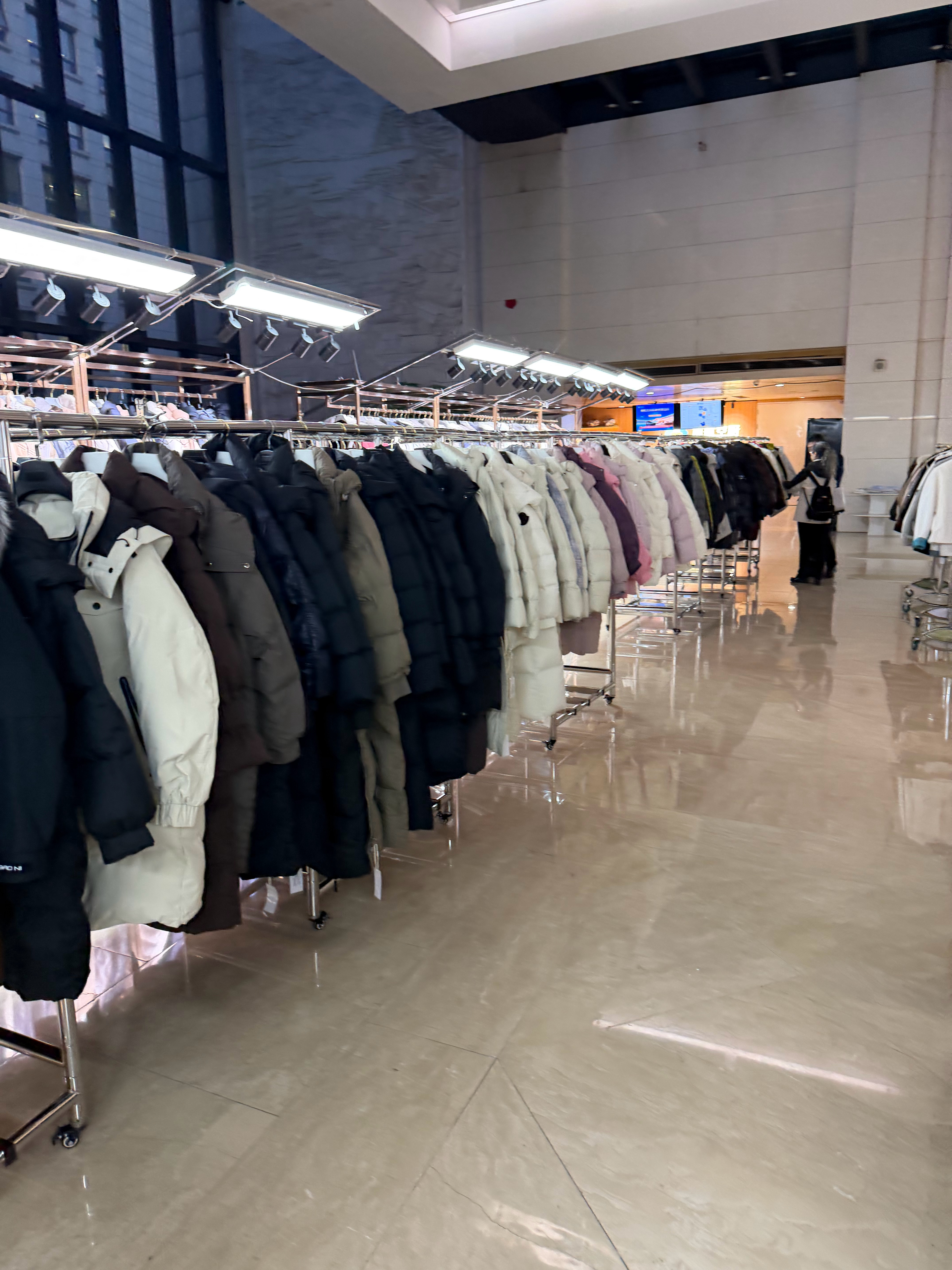 最近，服装展销会变多了，有的开到了公司里 有的开到了饭店里。仿佛又回到了二十年前