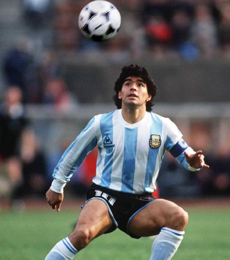 世界杯冠军个人表现Top3 :

1、1986年墨西哥世界杯 马拉多纳 5球5助