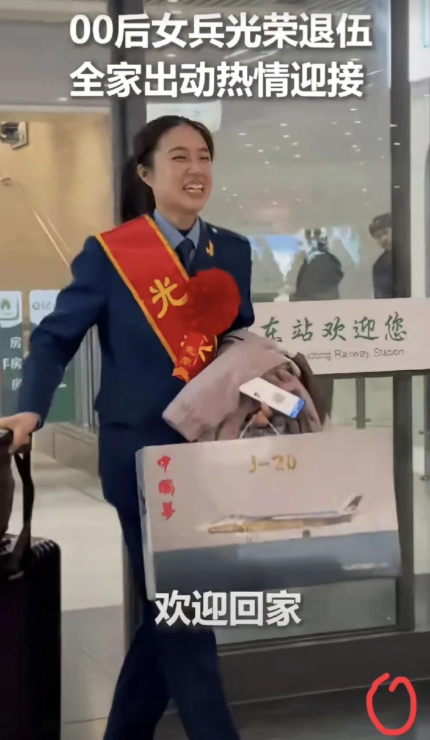 看完真的破防又热血！这才是我们最该追的光、最该赞的青春✨
 
从怕坐地铁的腼腆女