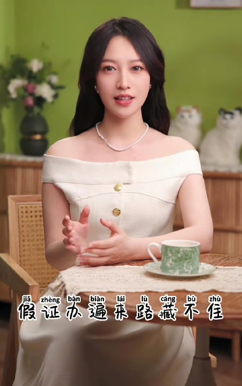 真相追寻路上的隔空暗战，真是越看越耐人寻味。

许妈新作搭配的歌词暗藏深意，委婉