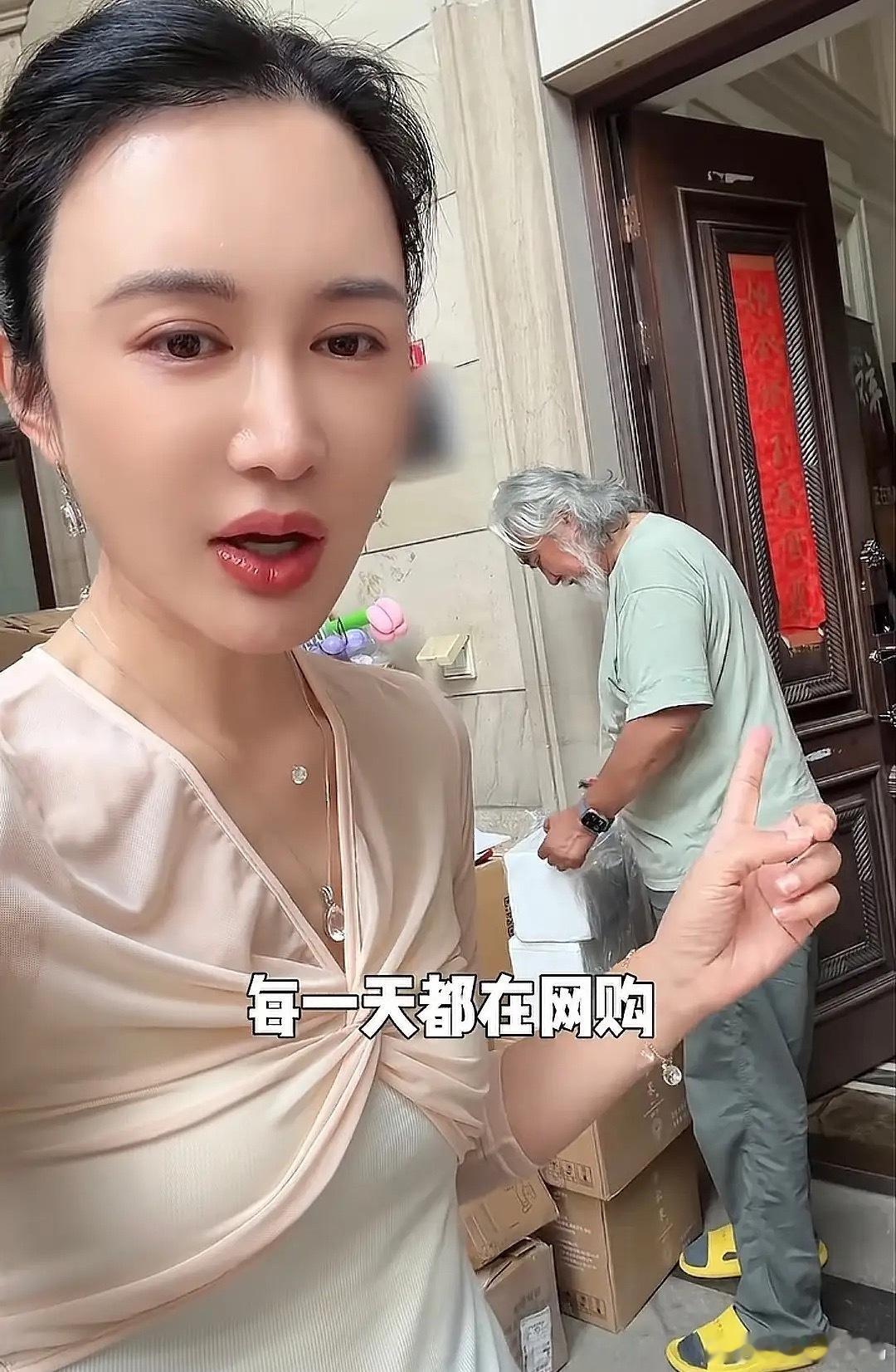 张纪中得知河南蒜苔泛滥，特意从网上购买了10斤给家人做饭吃，他在别墅门口拆快递，