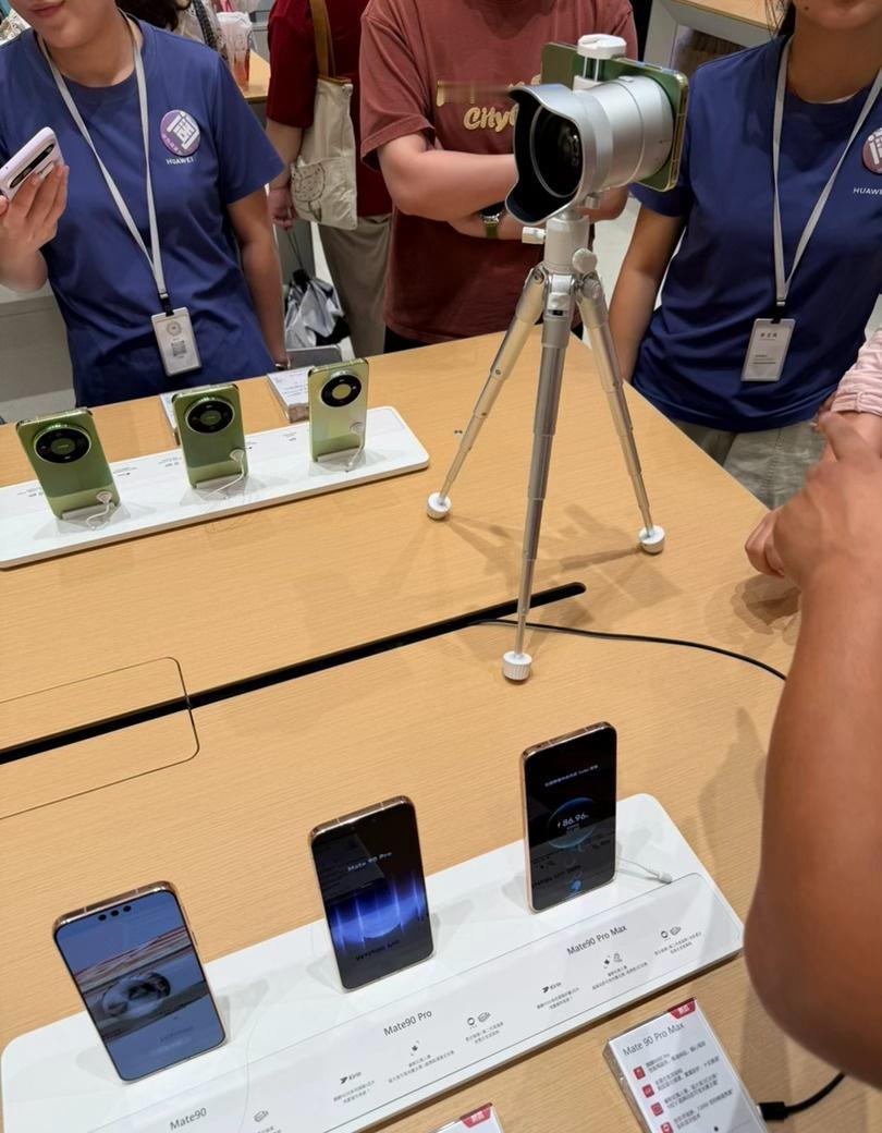 我发现一个现象，用新款 iphone 的孩子，给父母买新款华为，倒数据[允悲] 