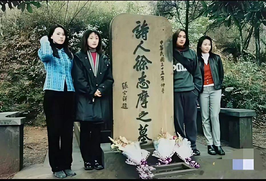 2000年,《人间四月天》剧组的四位主演，黄磊、刘若英、周迅、伊能静在徐志摩墓碑