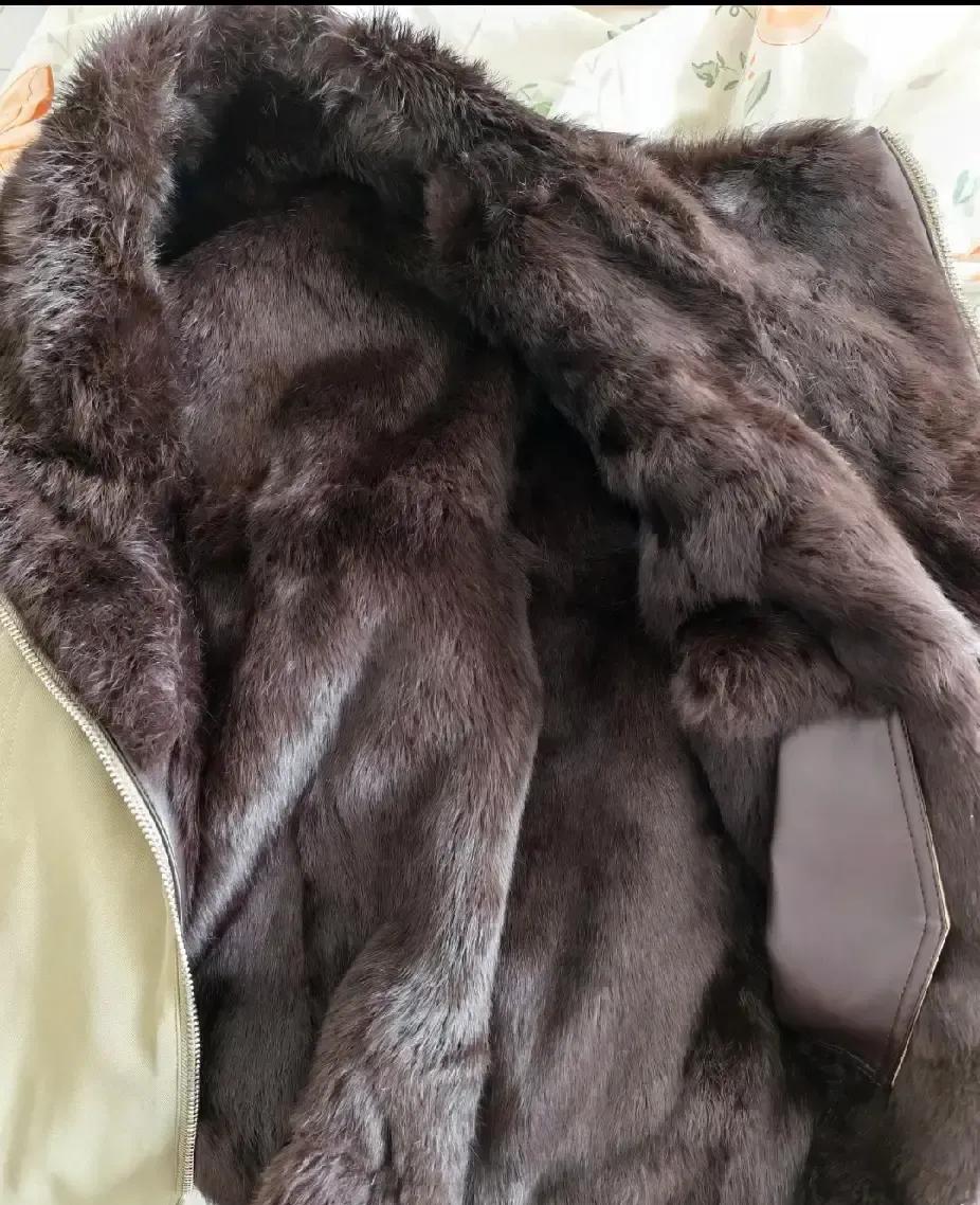 抖音直播间三百块买的派克服，我拍两下像下雪。
客服一句“掉毛正常”把我噎住，仿佛