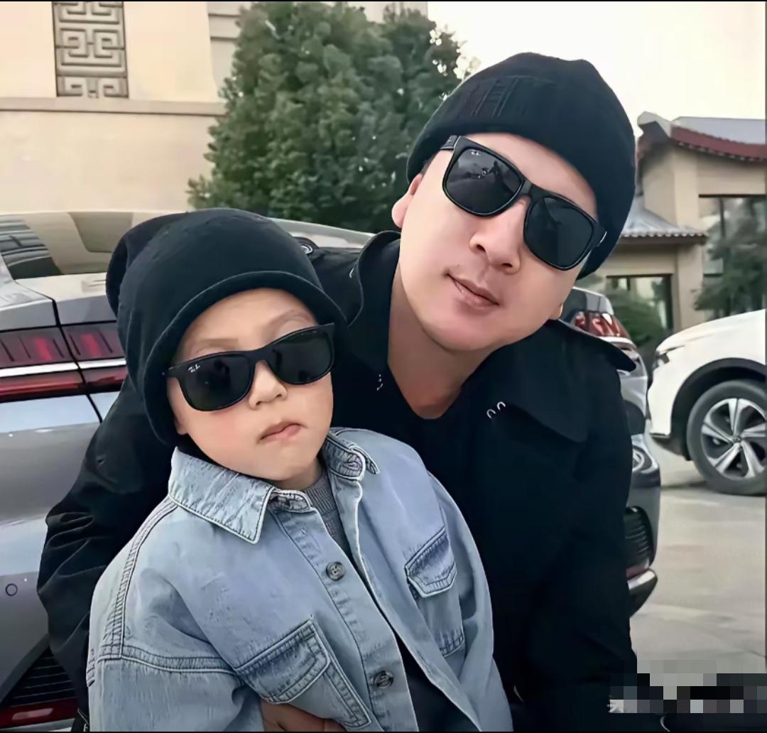 赖文峰儿子赖章鸿从小就很黏爸爸，估计应该是赖文峰带大的吧！

从这些照片中可以看