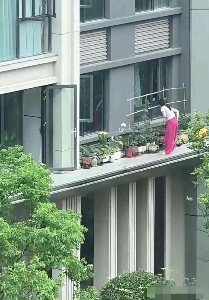 阳台上的一幕，惊呆了。干嘛不加装个防护栏，这太危险了