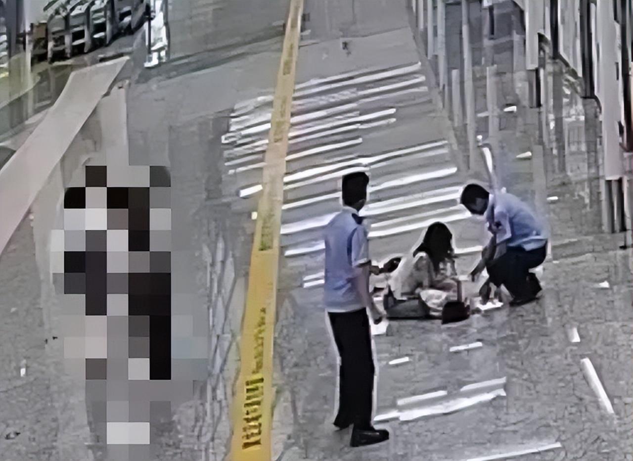 高考中考刚结束，好多家长都带着孩子出门旅行了。6月13日上午10点多，杭州萧山国