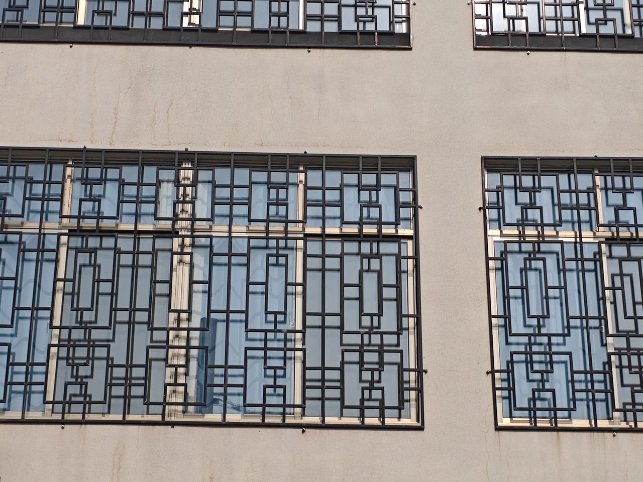 为什么国外的居民楼没有装防盗网的习惯，而国内有这样的习惯？这其实不是“安全意识”