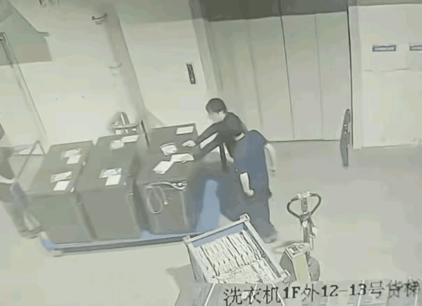 车间里，一个员工推着产品往前走，主管跟上来劈头盖脸一顿骂，骂完了还不解气，直接朝