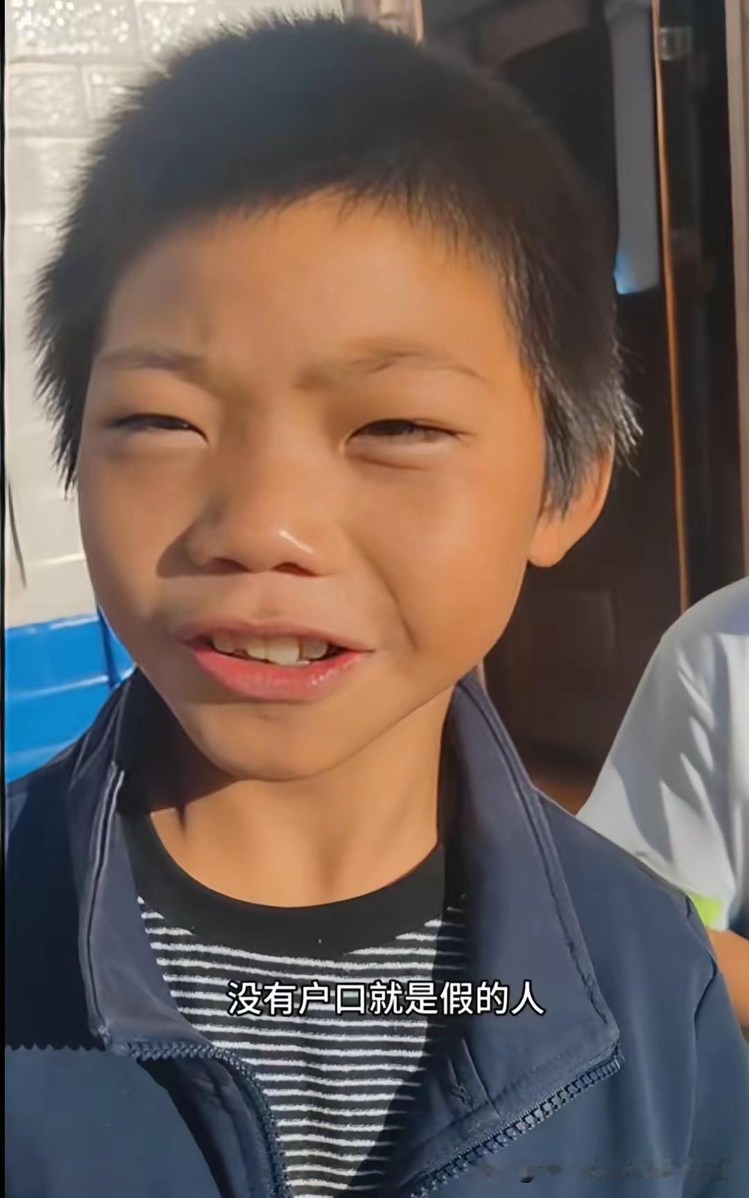 四川，大凉山，2023，一个无父无母，无户口，无学籍，脑瘫导致一条腿不便的孩子，