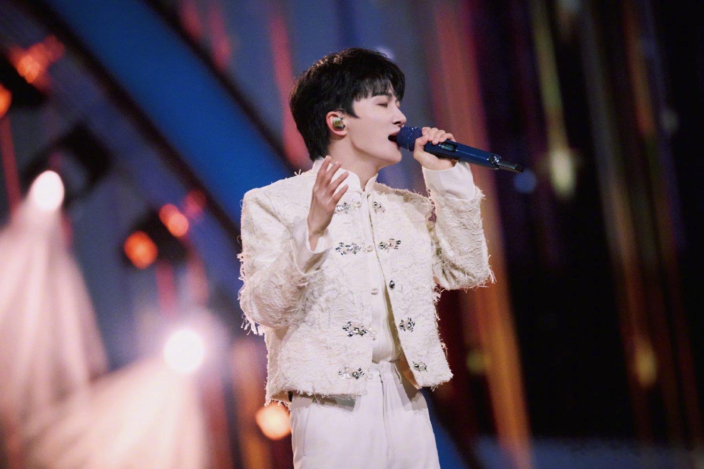 周深浮光吟唱 周深央视跨年浮光》40秒吟唱绝了，弱声高音气声转换超绝，冷脸调耳返