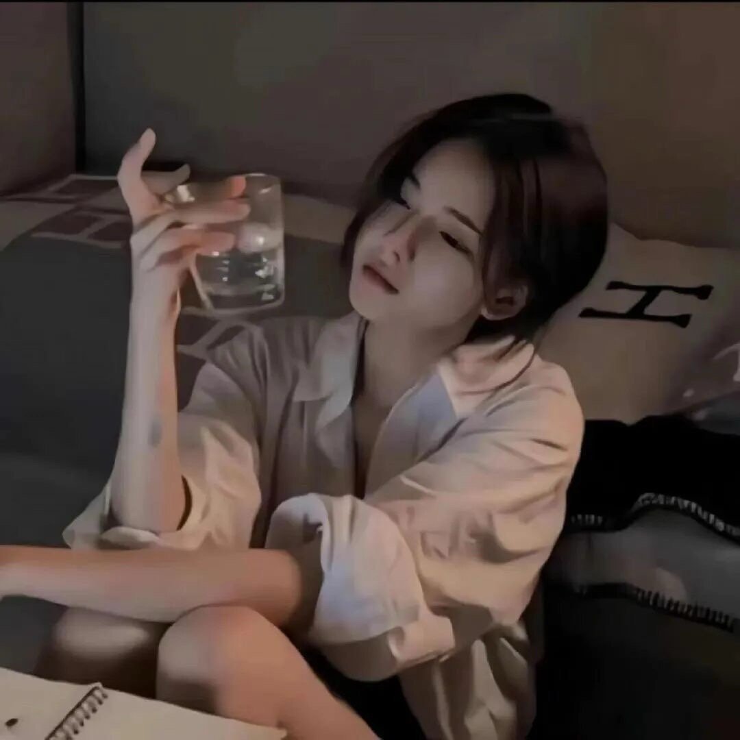 你像天气时好时坏，我像笨蛋边哭边爱，没有人不会走，也没有谁会一直在，你也不用回头