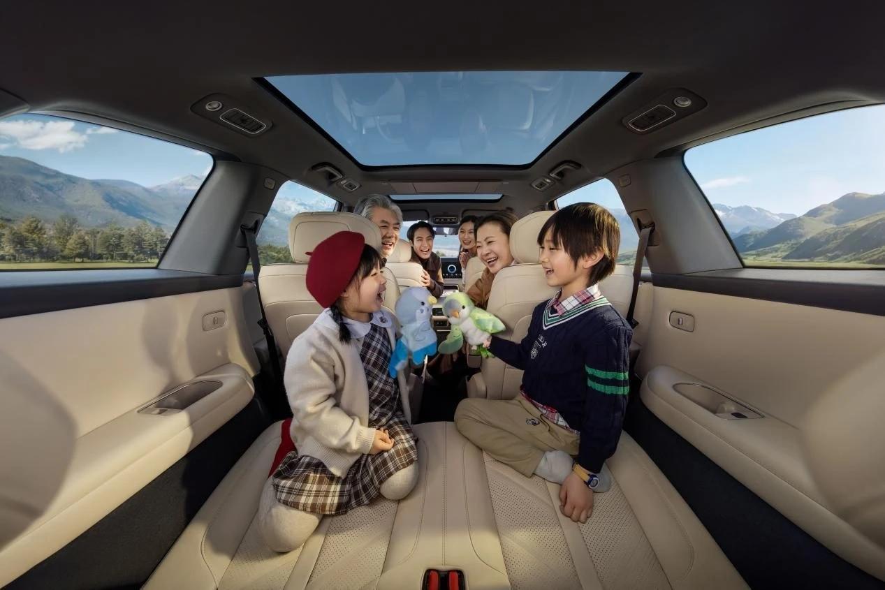 老公：老婆，你上次说带爸妈和孩子出门，旧车挤得像沙丁鱼罐头，连个放婴儿车的地方都