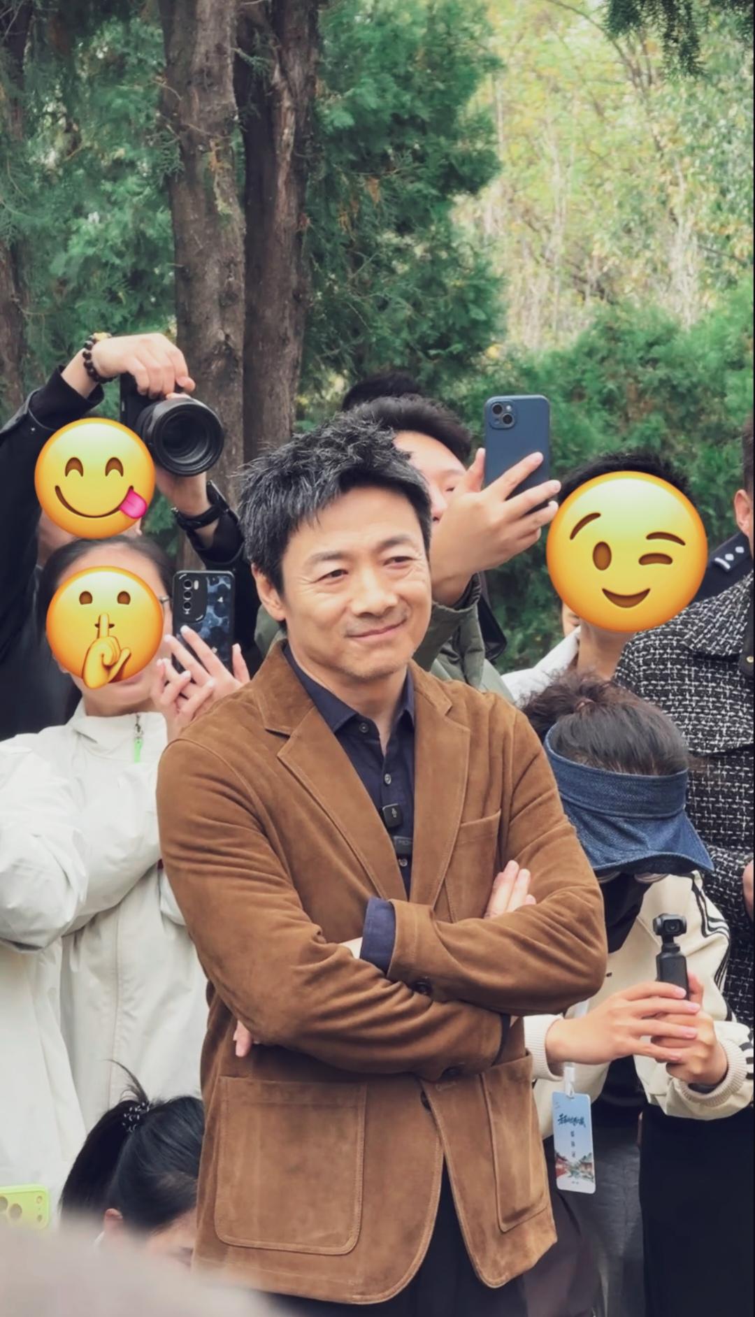 这么萌啊，根本不像演特务的。