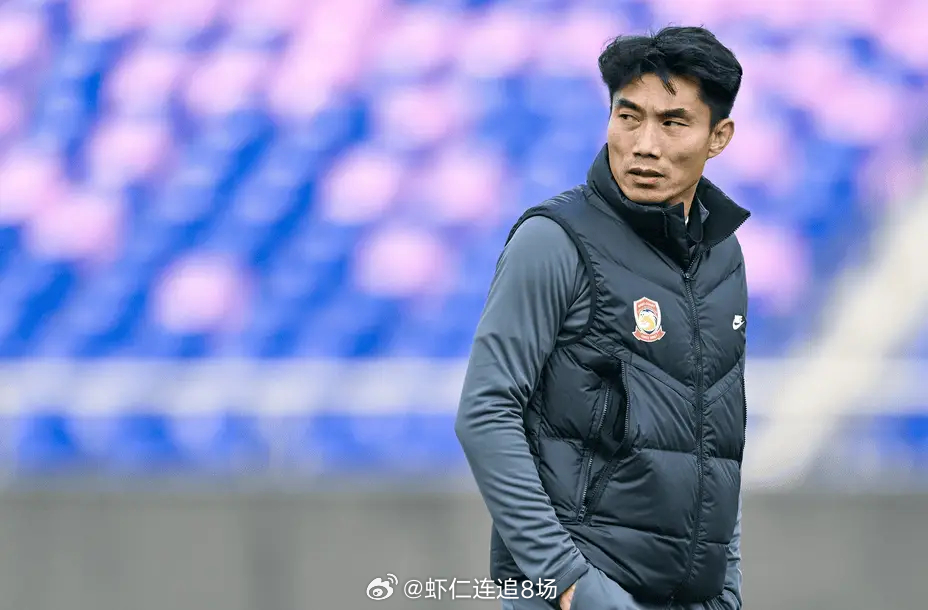 西海岸的“家庭胜利”：戴维森绝杀背后的团队力量当戴维森在第82分钟将球送入网窝，