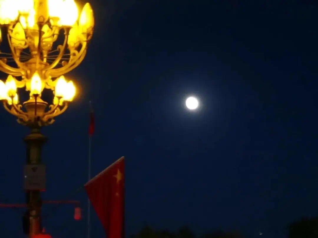 元部件拆解术·默斋主人原创现代哲理短诗账簿是咬合的家庭轴承，爱，只是偶尔滴落的润