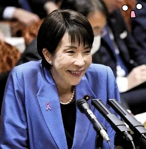 老奶奶连高市早苗是谁都不知道，可瞅了眼她的照片，立马严肃警告我：“别跟这种人来往