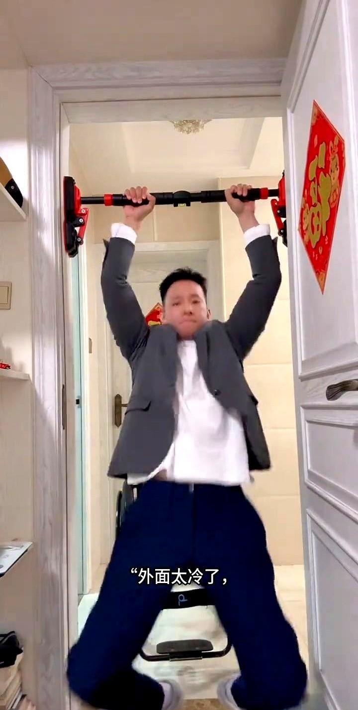 早上5℃，闹钟响三次，小周的手还缩在毯子里。

手机推送跳出一条提醒：今天完成5