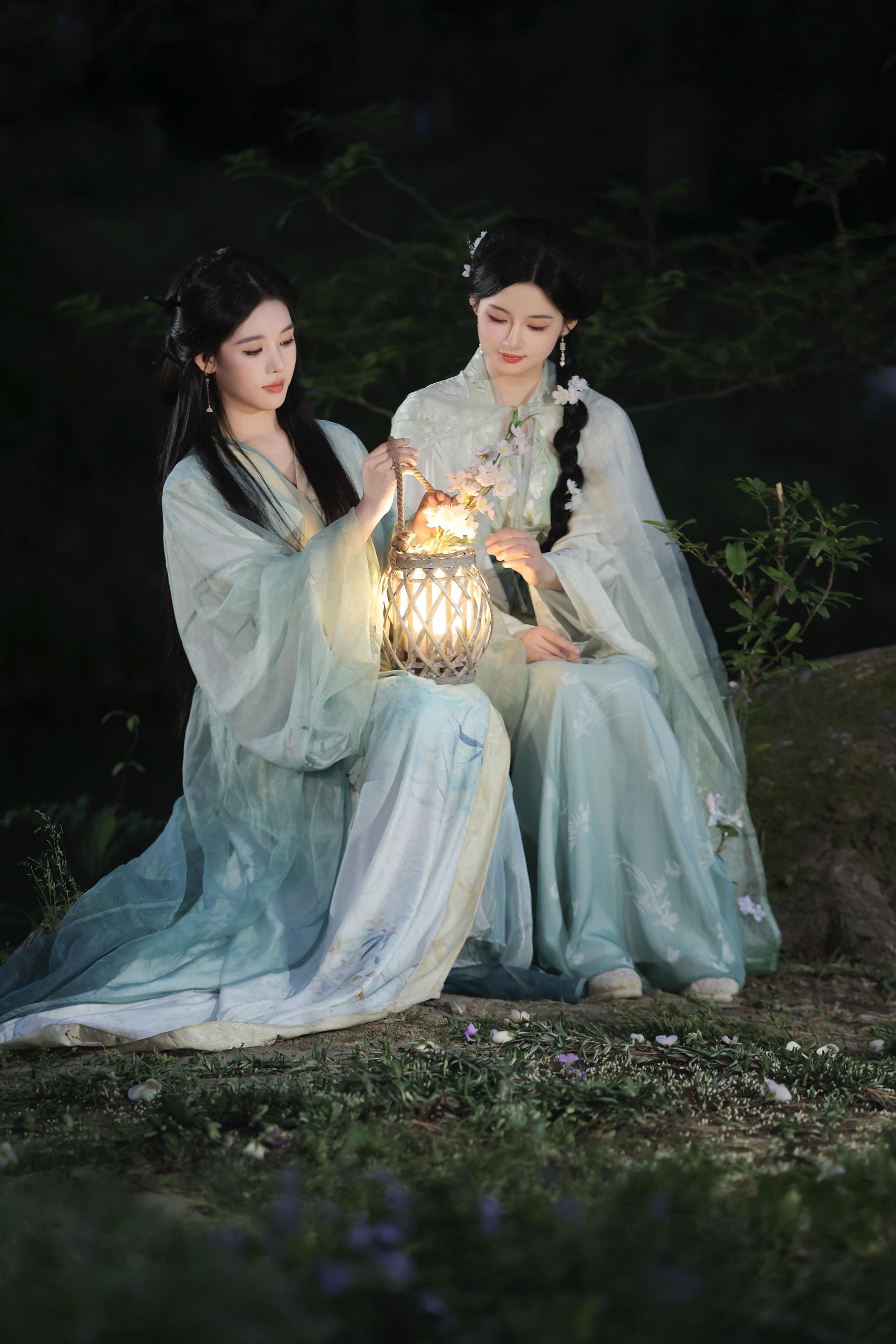 春光浅，花自开。