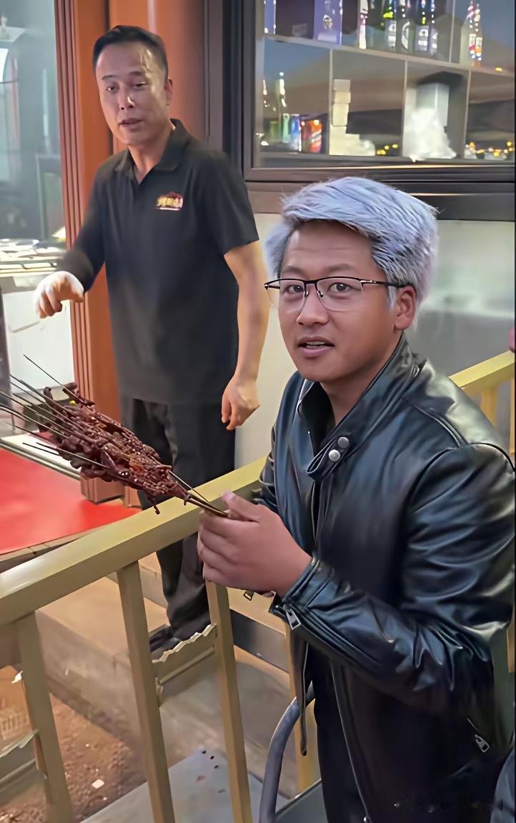 看到网友分享的照片
铜川烤肉的“马斯克”和“黄仁勋”见面了
第一眼看就觉得怪怪的