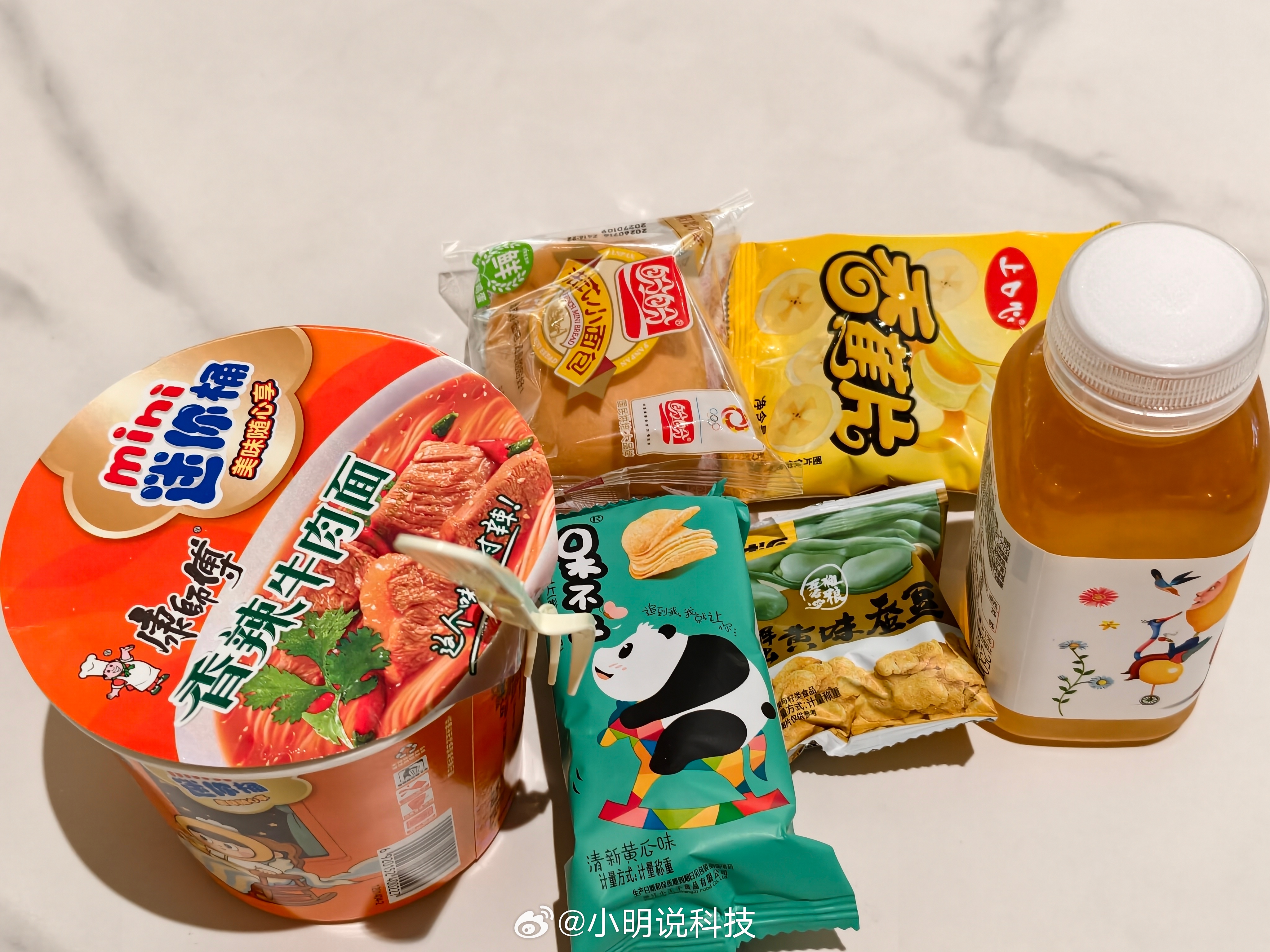 杭州凌晨五点的太阳挺美，就是代价有点大。早班机熬人，深航休息室来桶泡面续命，成年