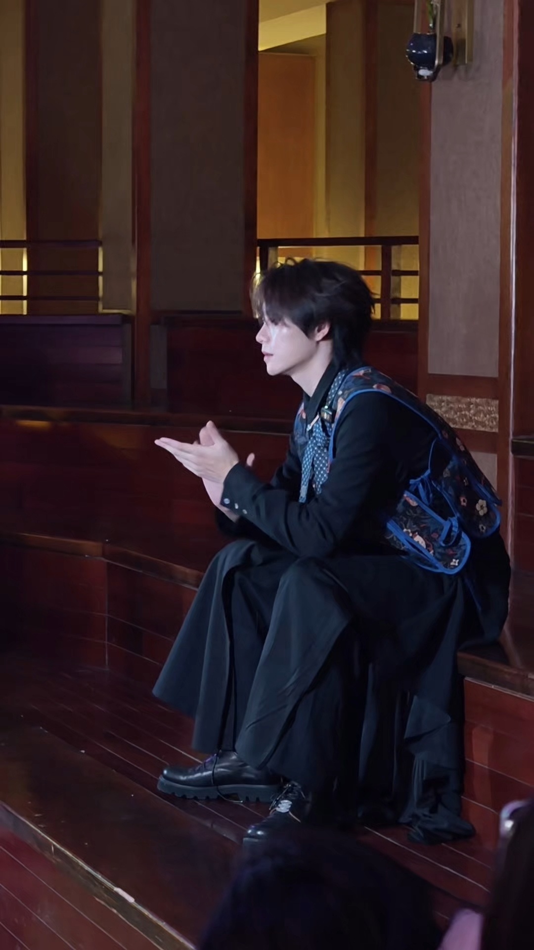 好乖的小猫坐姿！认真观看表演ing～还有还有！肖宇梁你手好好看啊！！！肖宇梁肖宇