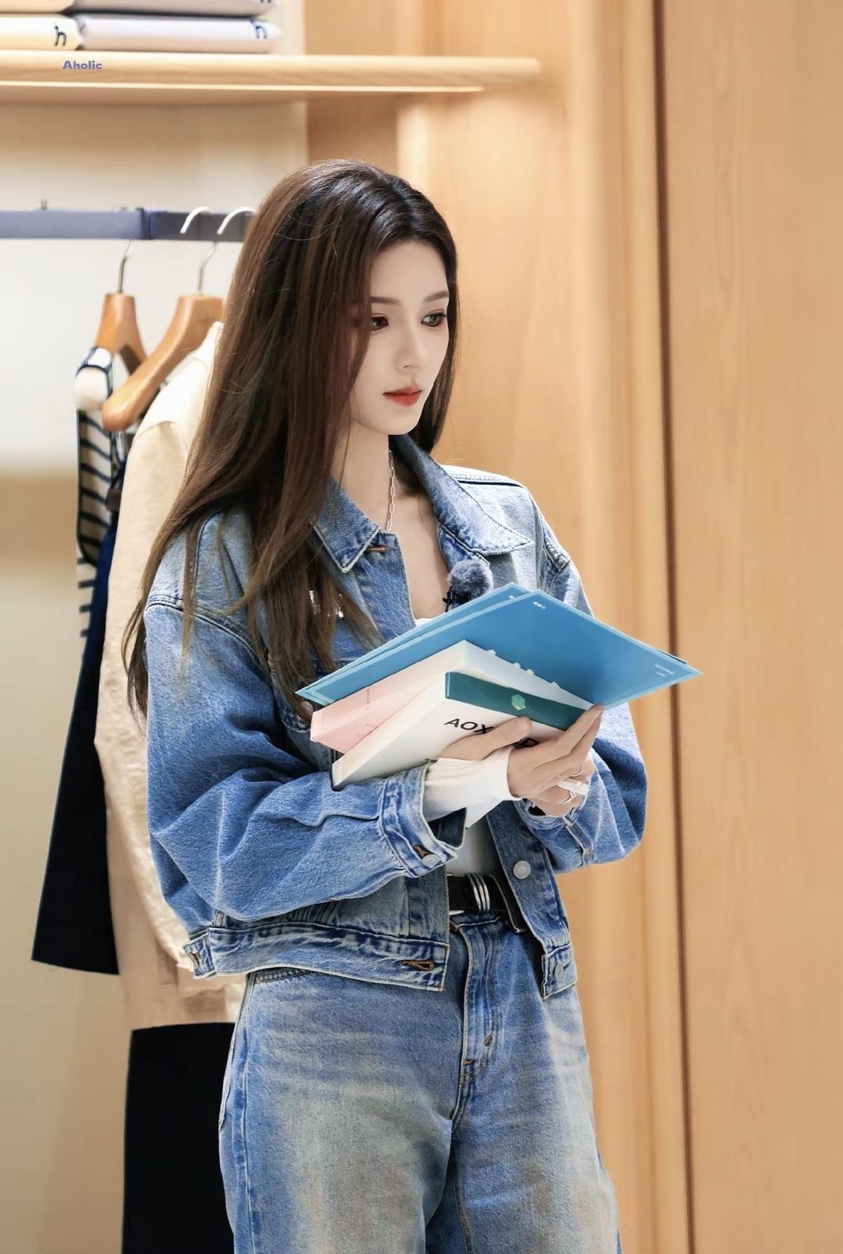 牛仔套装果然是永远不出错的选择[赞]
松弛感拉满，和张予曦一起解锁随性穿搭[比心