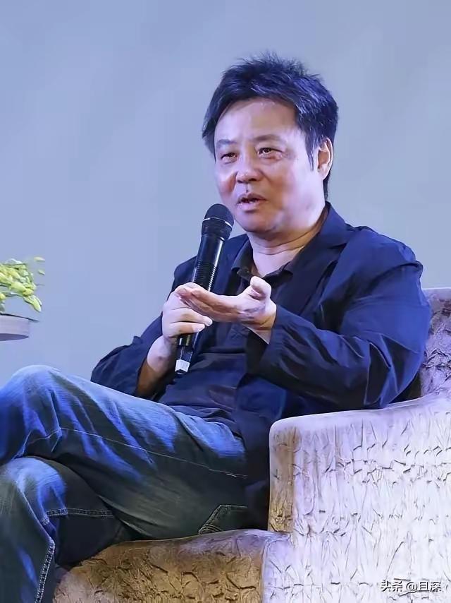 作家余华曾说：
“人这一生，其实不需要太多的道理，
年轻时若能把书读烂、把路走遍