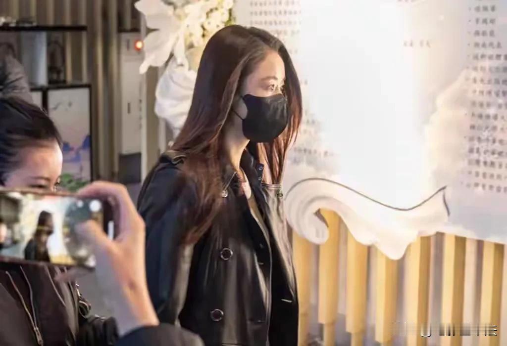 琼瑶葬礼，三个继子继女果然没来，人没来也没花圈。

捧红了那么多艺人，只有林心如