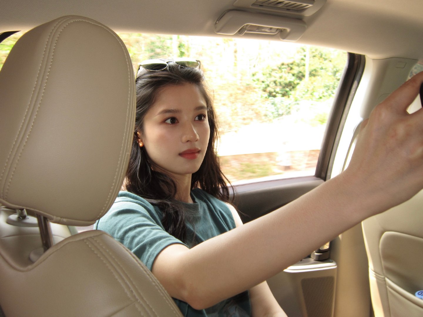 张婧仪美好自然入镜张婧仪春日暖阳plog  张婧仪美好自然入镜 玩扭扭乐、把花别