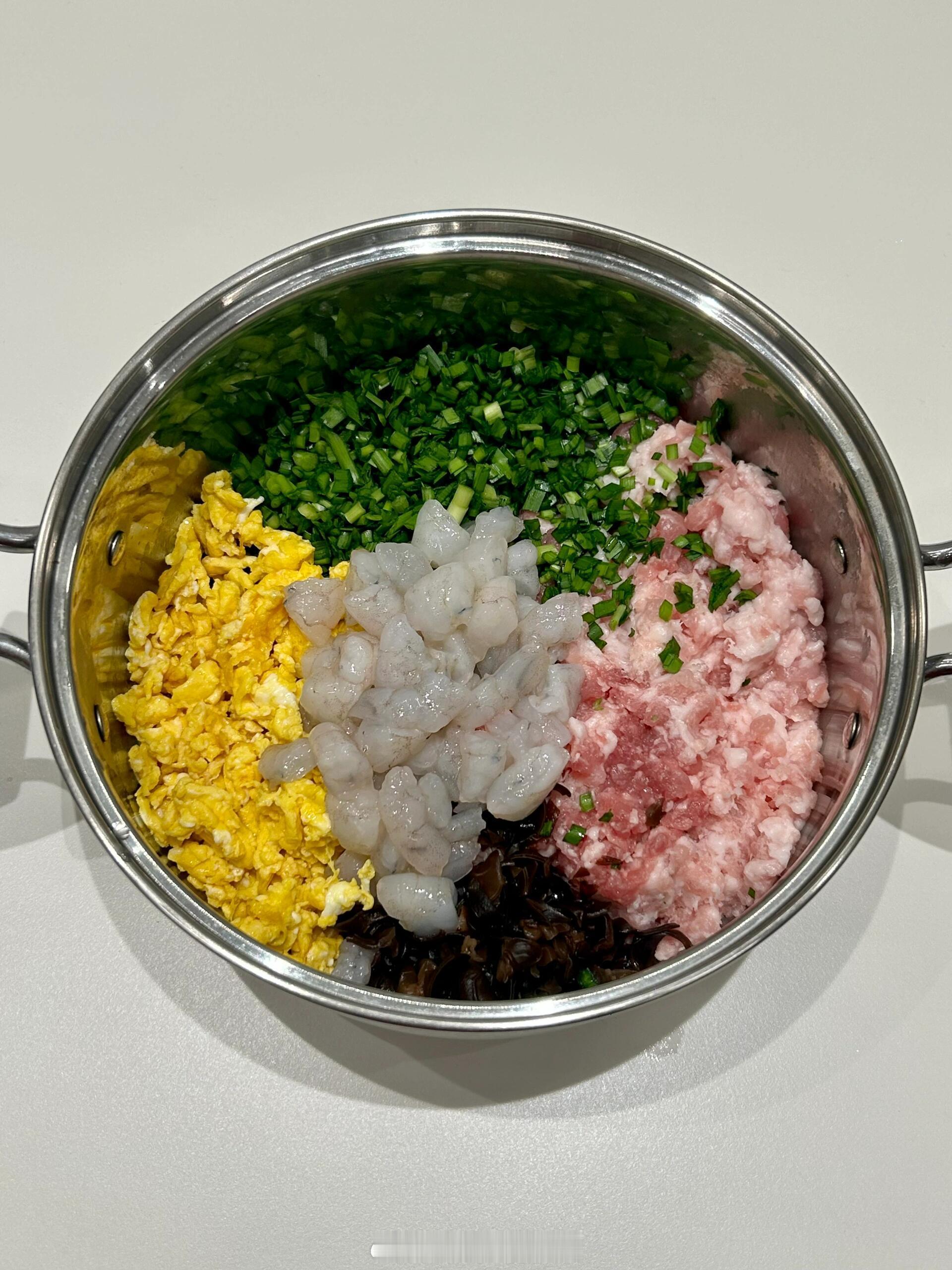 今年冬至是128年来最早冬至 冬至一起吃三鲜饺子吧！做法：1.备菜：韭菜300克