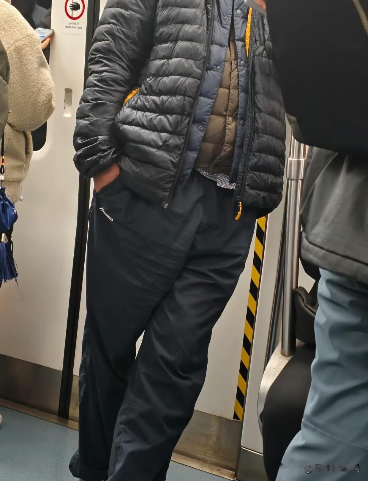 北方降温了，地铁偶遇一位大哥，真是叠穿达人呐！网友：大哥家里薄羽绒服真多啊……