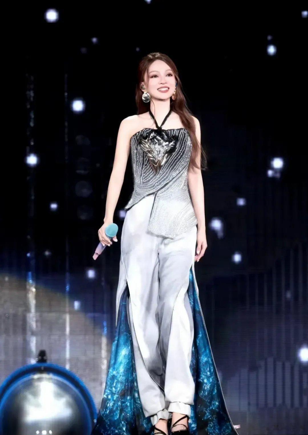 张韶涵兰州演唱会，再次美出新高度。带着大珍珠当配饰，不仅仅她的造型师是天才，造型