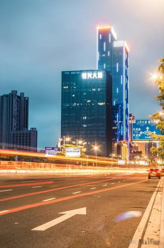 一个家庭的兴旺，离不开多个方面。首先是家庭成员间的和睦。就像我家，爸妈很少吵架，