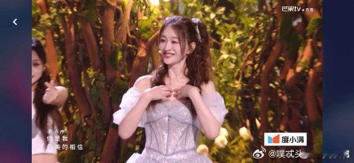 李小冉是满50减20吗 李小冉谢娜闺蜜装和谢娜同框像姐妹花，闺蜜装一穿，颜值双双