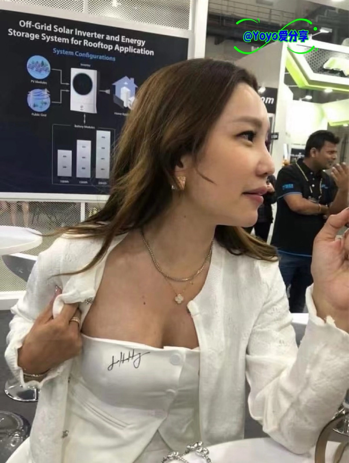 黄仁勋魅力太大了，妹纸也真是够拼的，帽子大叔表情略带鄙夷，一旁的大姐则是面带羡慕