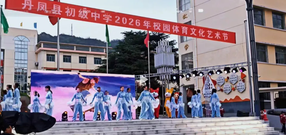 一个班退货演出服店家曝现场视频【中学生演出服遭集体退货，家长称活动取消，店家曝现