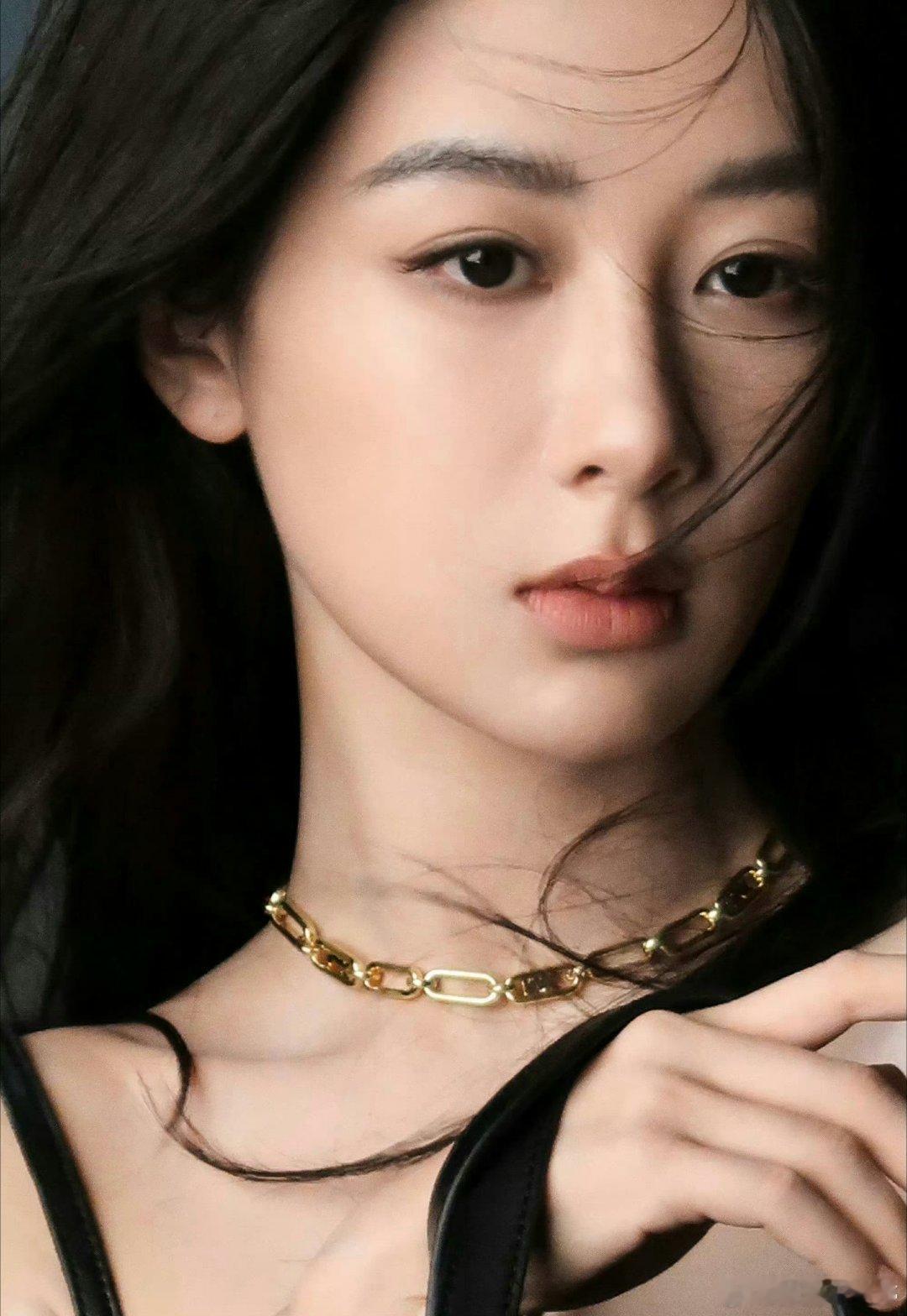 #杨紫的最新自拍#杨紫突然发了自拍照，还俏皮配文案：“开门 系我”，粉丝看见了得