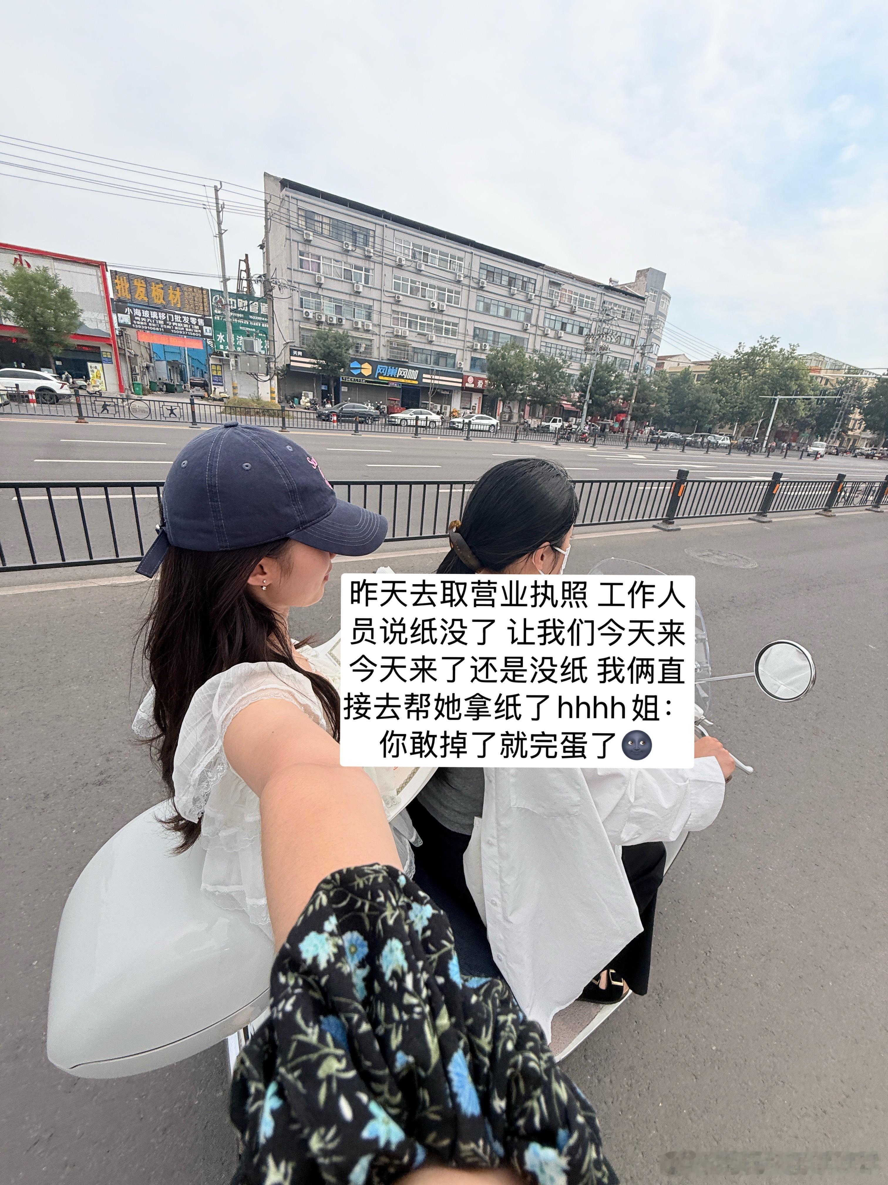 今天上午有闺来的时候给我带了花好幸福最近好充实吧！！（线上的不要着急～～～我俩顾