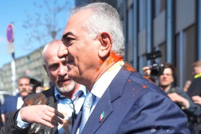 (UTC11：42)照片：示威者在柏林向流亡的伊朗王储投掷红色物质 伊朗的礼萨·