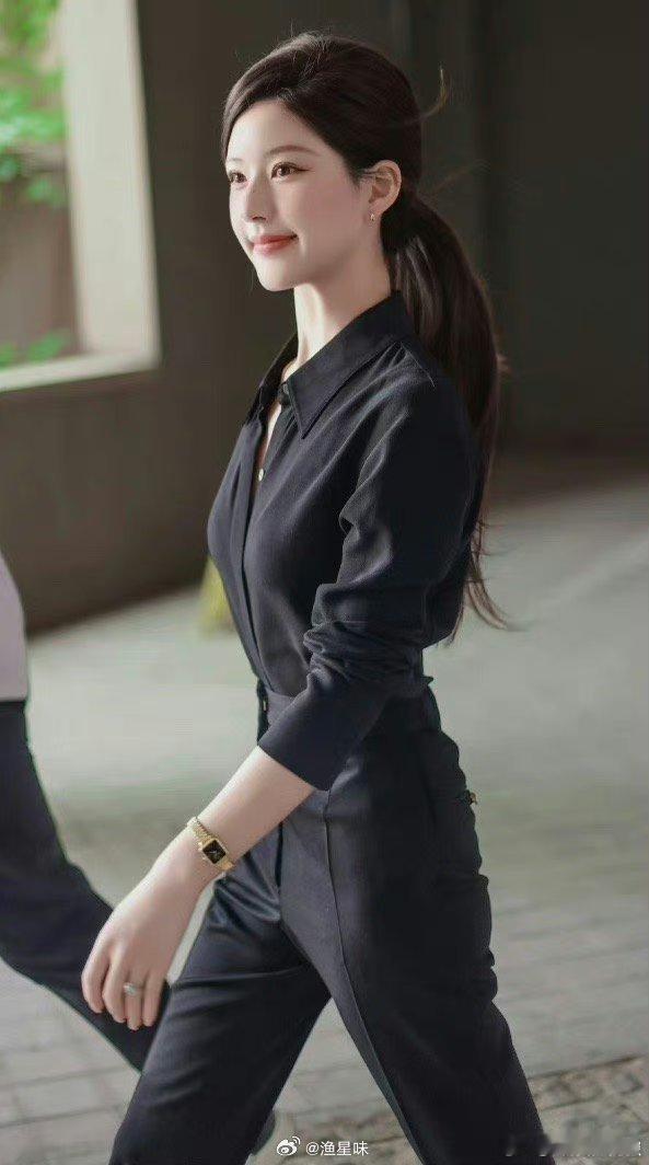 #赵露思OL风#赵露思在许我耀眼里有很多套穿搭都适合职场通勤，大气典雅干练，也是