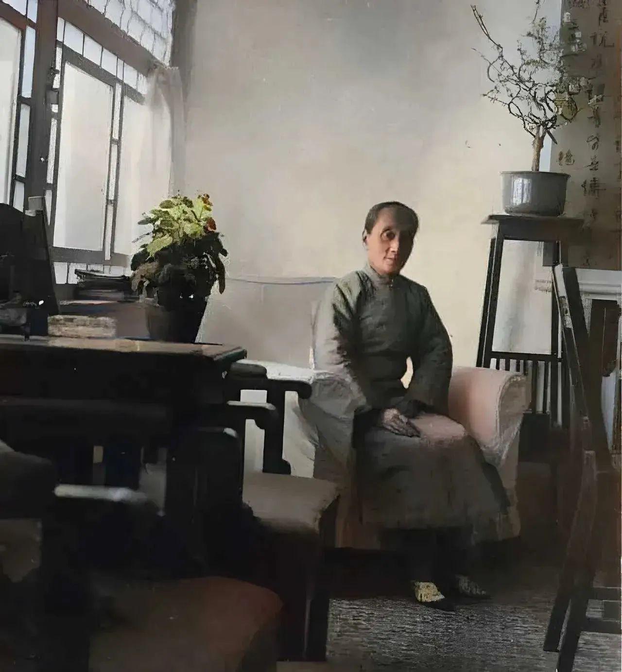 下图是鲁迅原配夫人朱安在八道湾时拍下的一张照片，此时的朱安年仅四十多岁，但看起来