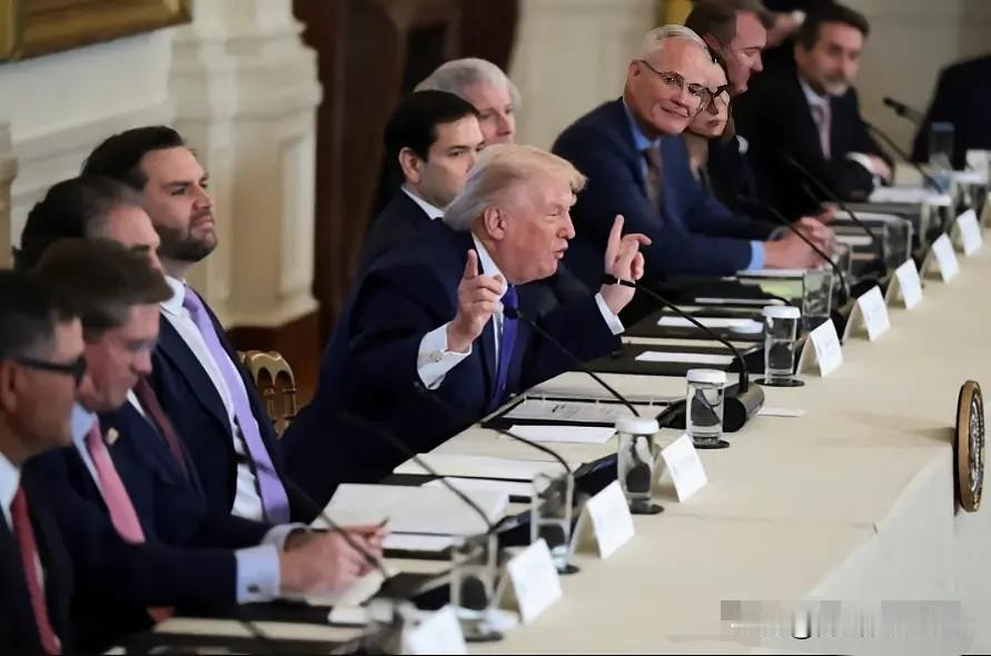 美国最大的三个石油公司埃克森美孚、雪佛龙、康菲都不愿投资委内瑞拉，来帮特朗普掠夺