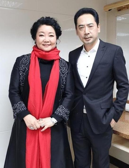 1991年，萨日娜为能分到11平米房子，258元彩礼就嫁给同学潘军，婚后她被嫌弃