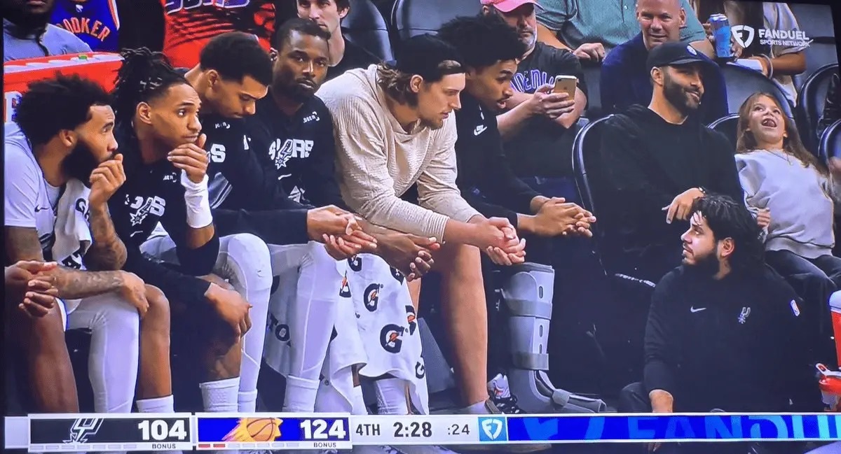 🙏希望没事！迪伦-哈珀佩戴着护具离开球馆今天NBA常规赛马刺客场对阵太阳的比赛