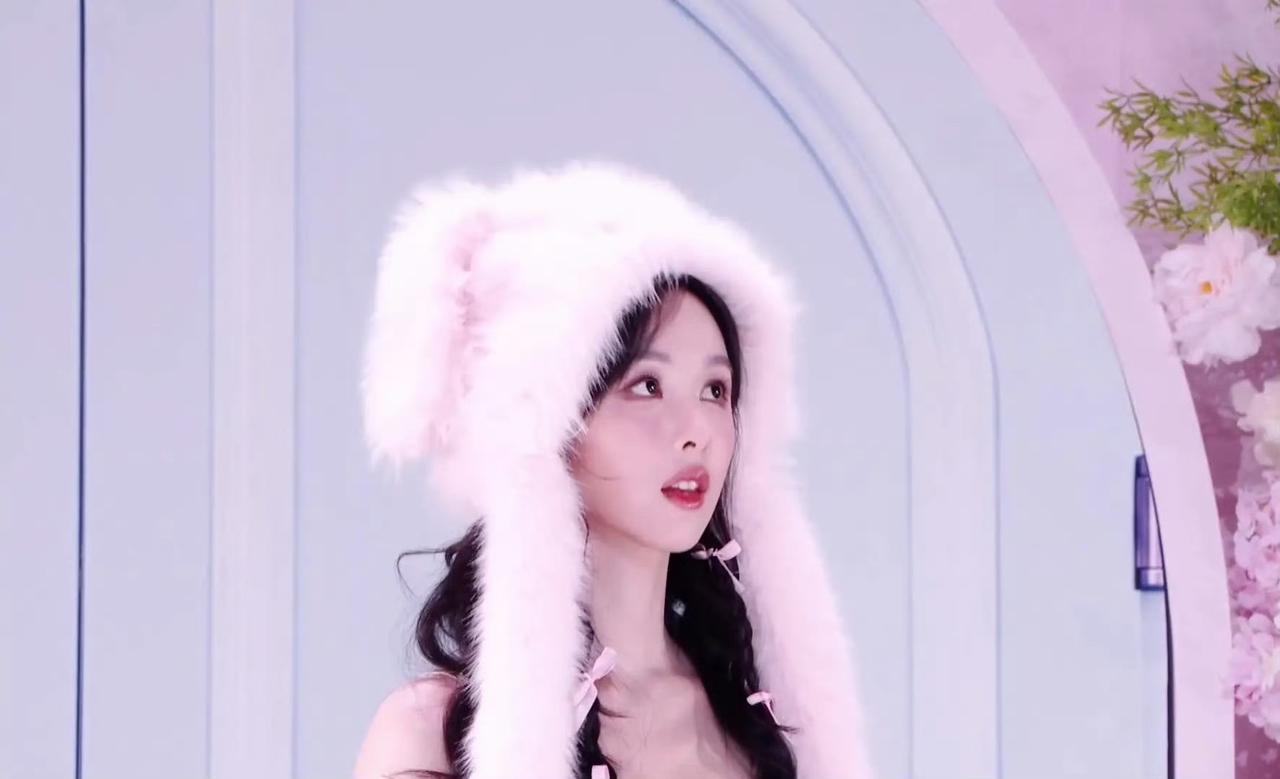 被陈都灵“求婚”的小铃铛，替所有追星女圆了一次梦

刷到陈都灵和粉丝求婚式互动，