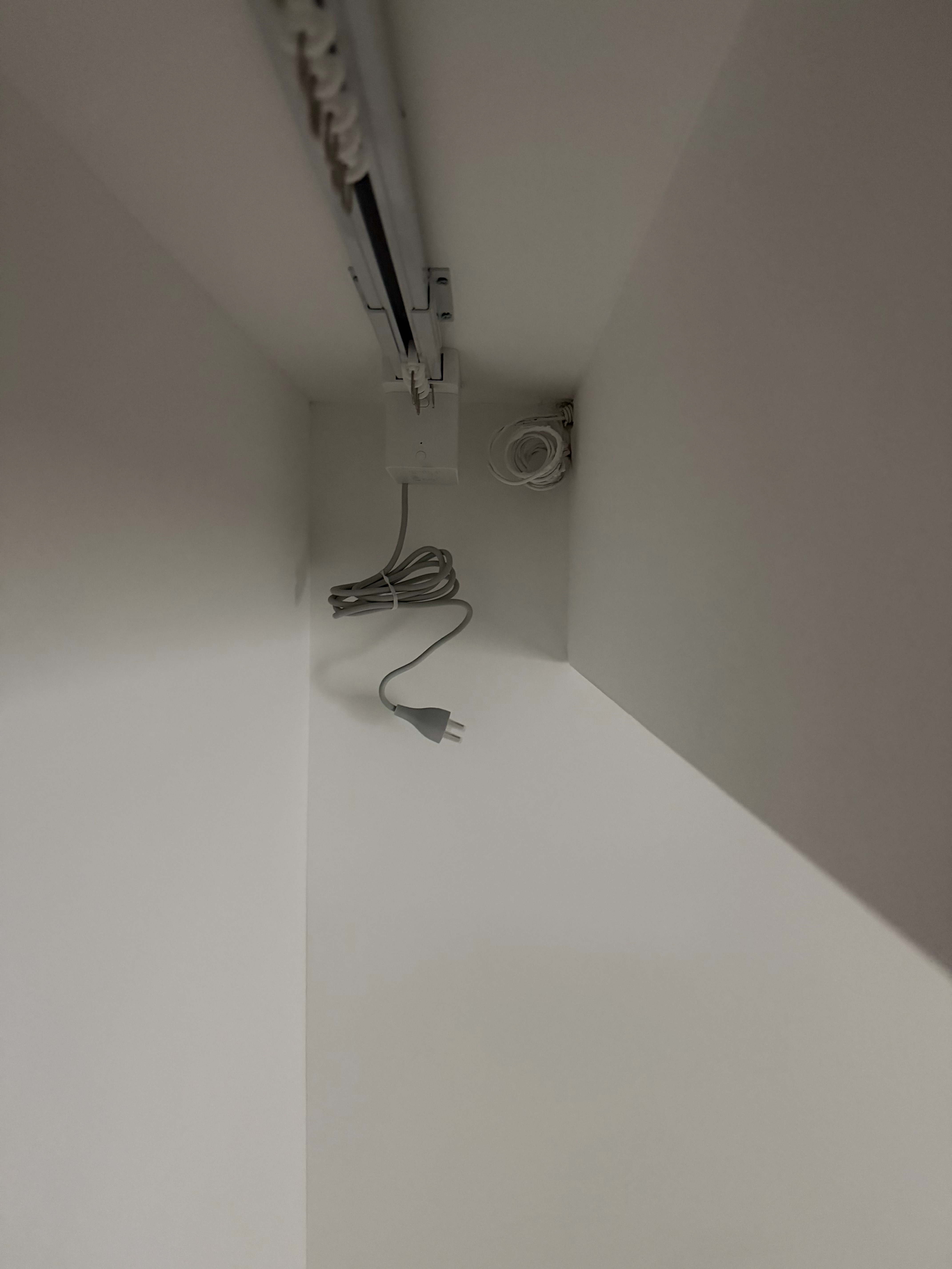 家里还在刷墙地，窗帘电机我已经研究上了。电动窗帘最劝退的是什么？电机凸出来一截，
