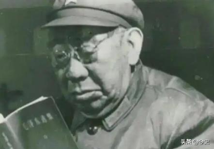 1984年，开国中将曾思玉退休后，到大连一水库钓鱼，钓着钓着，水库负责人走了过来